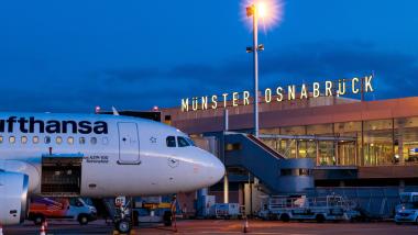 Der Flughafen Münster/Osnabrück. Blick von der Landebahn auf das Teminal.